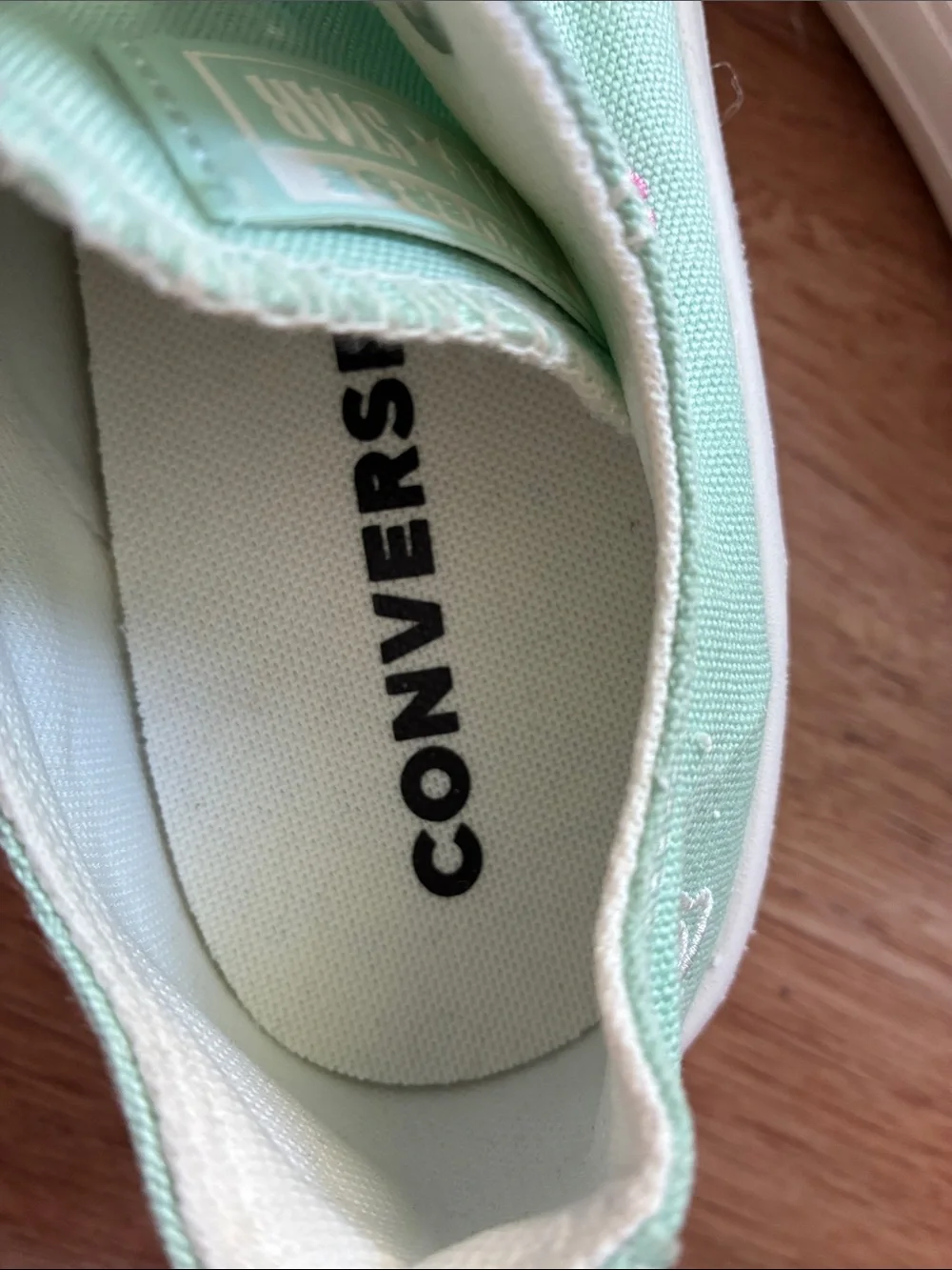 Converse lightweight canvas
